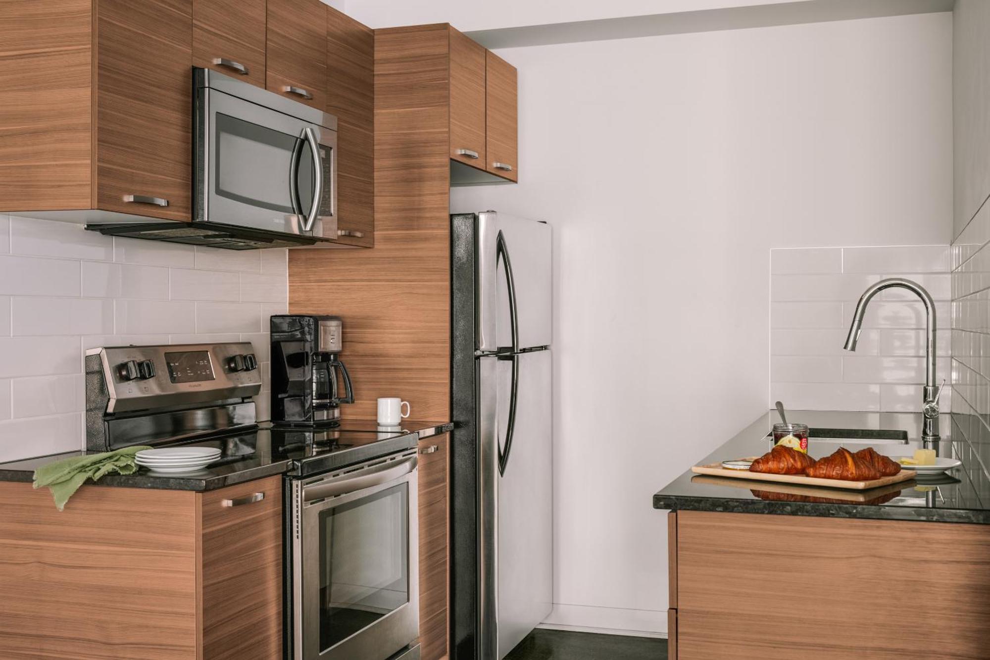 Sonder Penny Lane Aparthotel Монреал Екстериор снимка