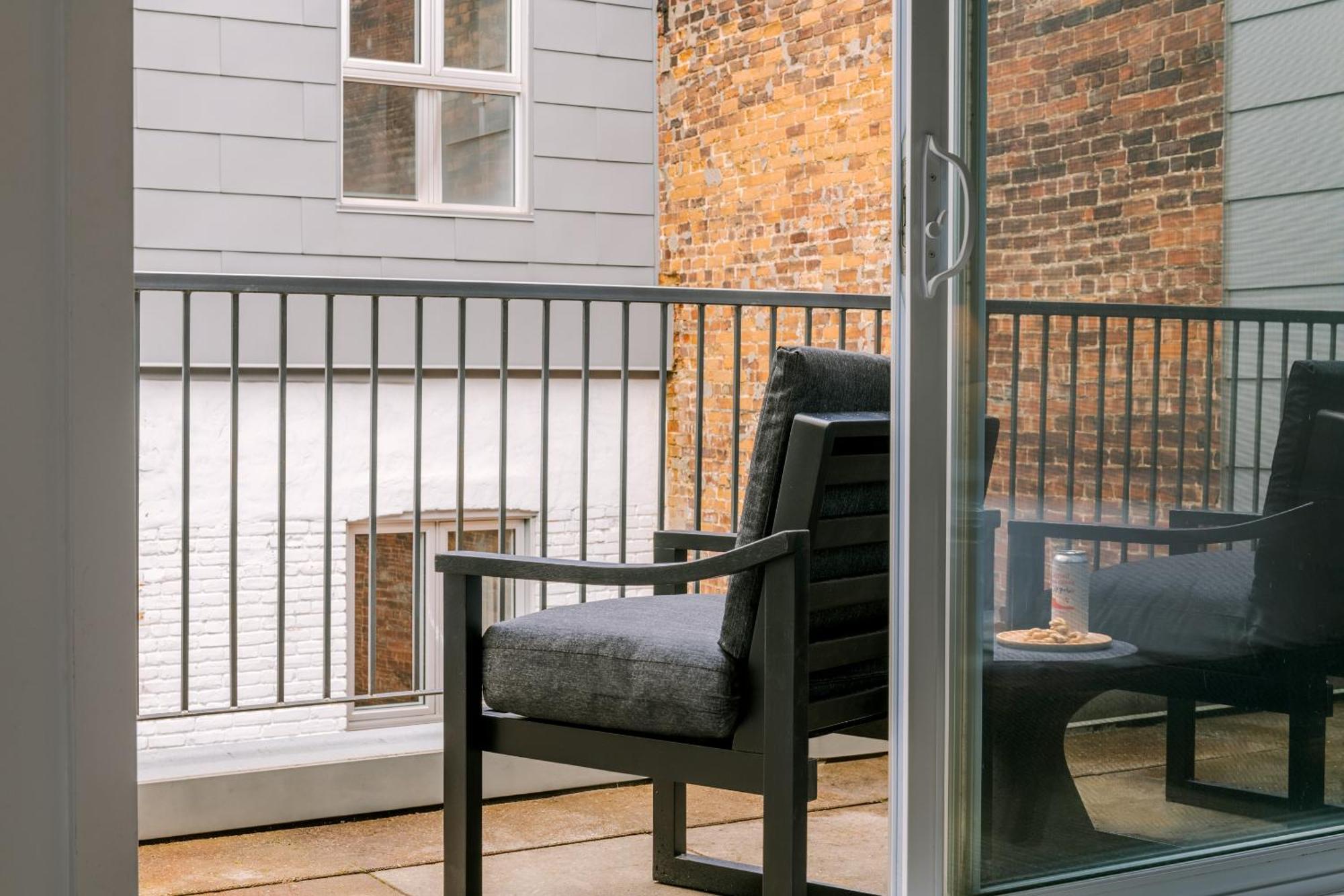 Sonder Penny Lane Aparthotel Монреал Екстериор снимка